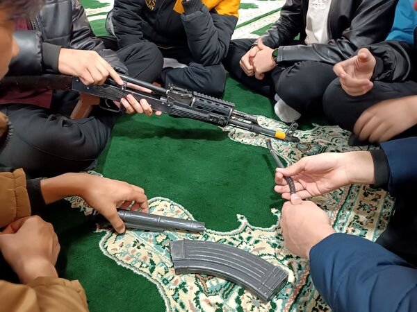 کلاس عملی  آمادگی دفاعی در دبیرستان نمونه آیت الله خامنه ای 
