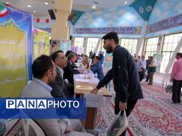 برپایی میز خدمت اداره‌کل آموزش پرورش استان در مصلی بجنورد 