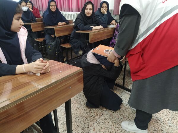 دوره‌های آموزشی مقابله با زلزله در دبیرستان علی افشارنژاد