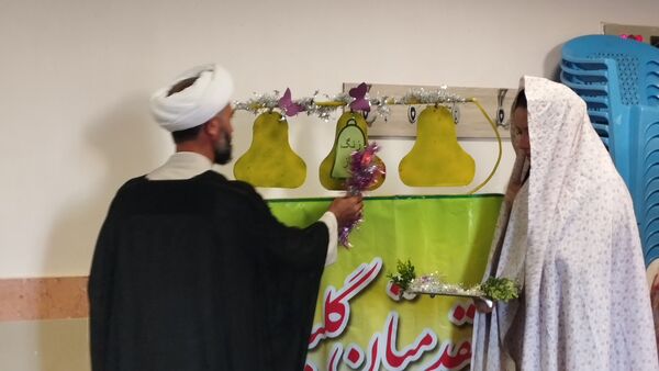 نواخته شدن زنگ نماز در دبیرستان حضرت معصومه(س) شهرستان خلیل‌آباد با شعار «مِهر با مُهر»
