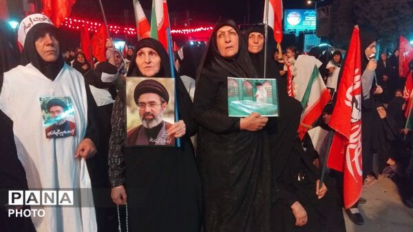  صد و هشتاد و دومین شب تجمعات «بیعت با رهبری» در نورآباد با تجدید میثاق و نماز استغاثه 