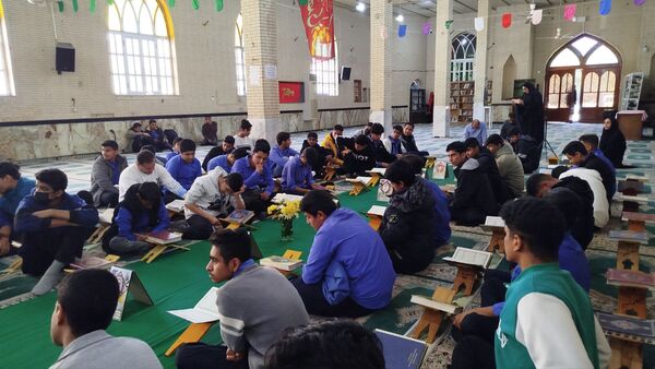محفل انس قرآن به مناسبت نیمه شعبان و دهه فجر در مسجد جامع حاجی‌آباد 