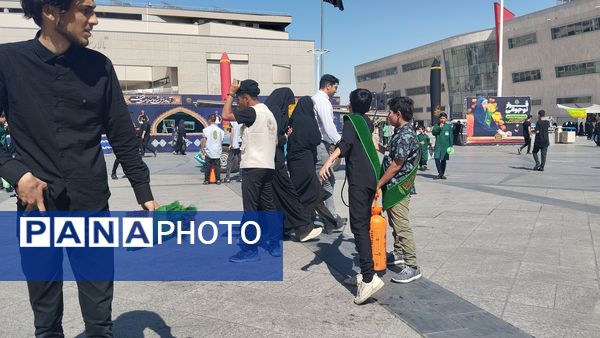 حضور نوجوانان در میدان شهدای مشهد برای استقبال و پذیرایی از زائران امام رضا(ع)