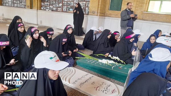 اجرای همگانی سرود «ایرانمون» توسط دانش‌آموزان البرزی در حرم امام خمینی (ره) و بهشت زهرا (س)