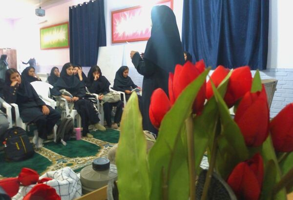 خوانش زندگی نامه شهدا در دبیرستان فاطمیه