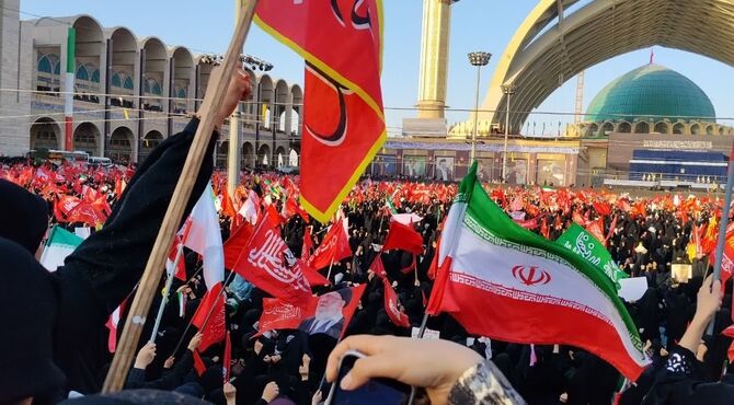 اجتماع باشکوه مردم در شبستان‌های مصلی برای بدرقه رهبر شهید
