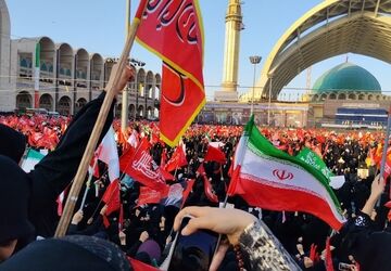 اجتماع باشکوه مردم در شبستان‌های مصلی برای بدرقه رهبر شهید