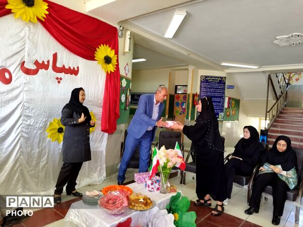 تجلیل از معلمان و اعضای انجمن اولیا و مربیان در مدرسه حضرت رقیه(س)