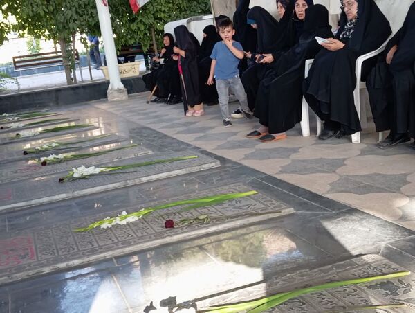 گلباران قبور مطهر شهدا به مناسبت هفته دفاع مقدس در شهرستان زرقان