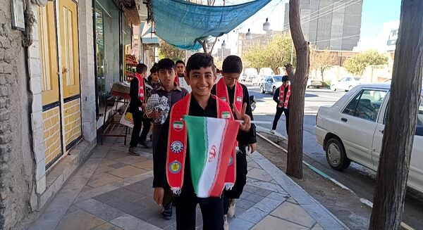 حماسه آفرینی پیشتازان دبستان شهید پسندیده فدافن در راهپیمایی ۱۳ آبان کاشمر
