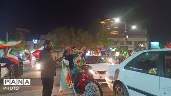 توزیع پرچم جمهوری اسلامی ایران و پوستر امام شهید در کاشمر 