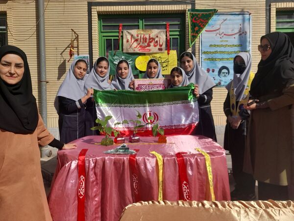 برپایی چایخانه به مناسبت میلاد امام عصر(عج)در دبیرستان نمونه وکیلی ۱۰