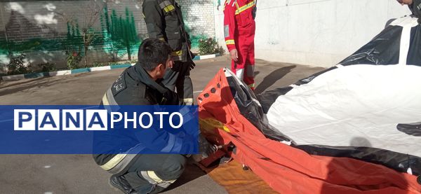 نواخته شدن بیست و ششمین زنگ نمادین استانی مانور زلزله در مدرسه شاهد ظهور آموزش و پرورش ناحیه یک