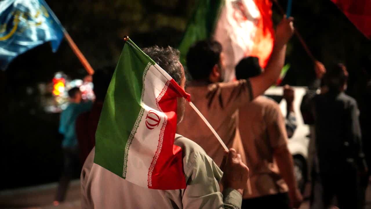  روزهای دلتنگی؛ شهادت پدر، آرزوی پرواز، تشییع شهدا