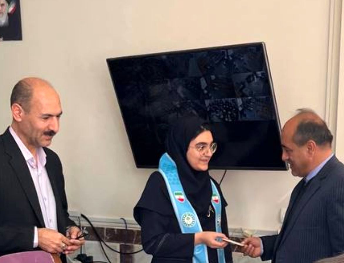 اهدای کتاب شعر توسط دانش‌آموز پیشتاز تبریزی به مدیر آموزش‌وپرورش تجلی خلاقیت و فرهنگ مطالعه در مدارس