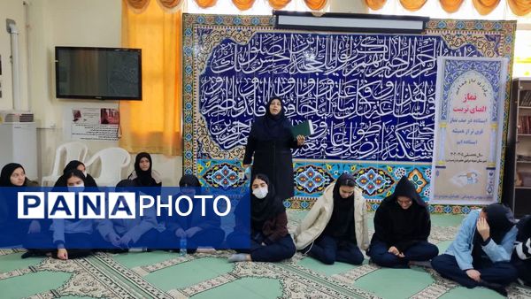 محفل انس با قرآن در مدرسه نمونه دولتی حضرت زینب(س)