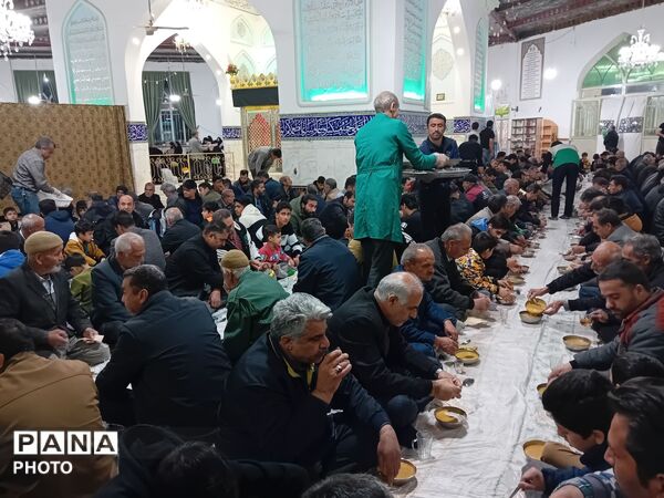  سفره های ساده افطار در امامزاده سید محمد (ع) کاشمر 
