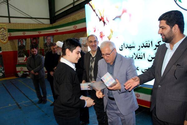یادواره شهدای جنگ تحمیلی ۱۲ روزه در دبیرستان شاهد سالارشهیدان(ع)