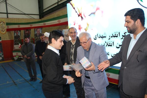یادواره شهدای جنگ تحمیلی ۱۲ روزه در دبیرستان شاهد سالارشهیدان(ع)