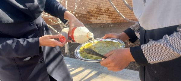 آش نذری‌‌ به‌ مناسبت‌ شهادت‌ امام‌ هادی (ع) در مدرسه تکتم خلیل آباد