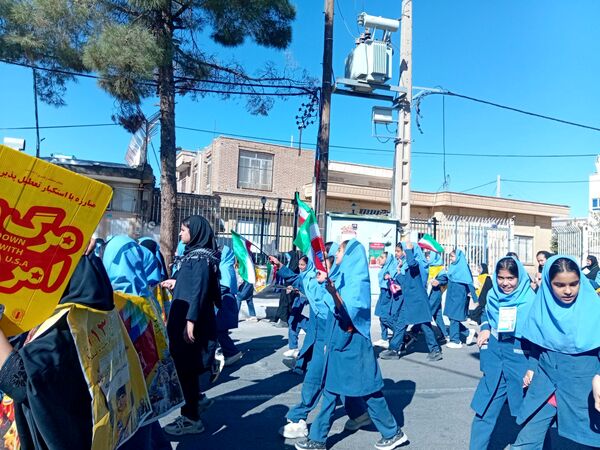 حضور پرشور دانش آموزان در راهپیمایی ۱۳ آبان ماه 