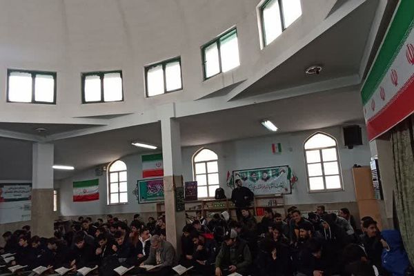 برگزاری محفل انس با قرآن به مناسبت ماه مبارک رمضان در مدارس ناحیه دو شهرری 