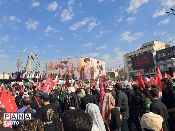  آخرین  وداع  ملت ایران با رهبر شهید در روز تشییع 