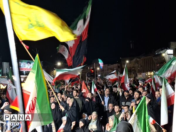 مردم شریف مشهد با شعار " هوا فضای سپاه، بزن به کاخ سیاه"  تاریکی شب‌ را روشن کردند