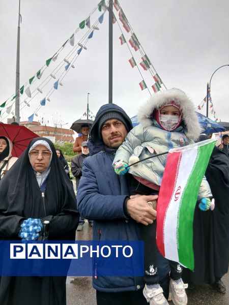 باران عشق وارادت به انقلاب همراه با باران‌ها ی نقره‌ای رشت
