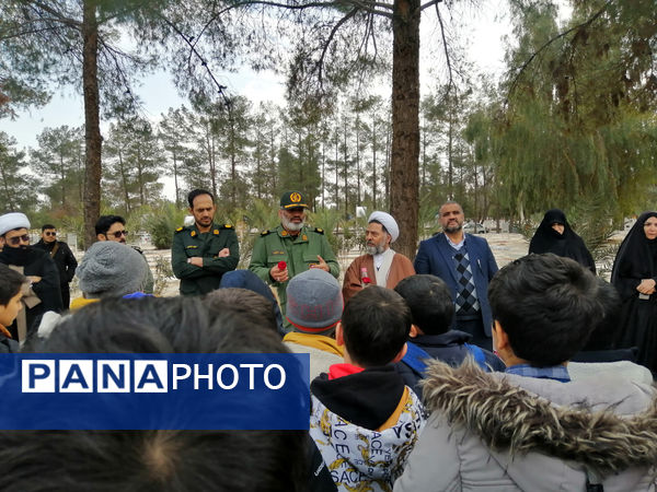غبارروبی مزار دانش‌آموز شهید «حیدر رضایی» در قم