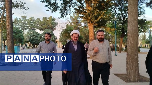 غبارروبی مزار شهدا توسط مسئولین شهرستان نیشابور انجام شد 