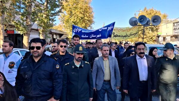 روز ۱۳ آبان: درخششی دیگر در تاریخ شهرستان سلسله با راهپیمایی دانش‌آموزان و مردم