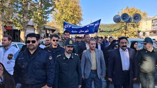 روز ۱۳ آبان: درخششی دیگر در تاریخ شهرستان سلسله با راهپیمایی دانش‌آموزان و مردم