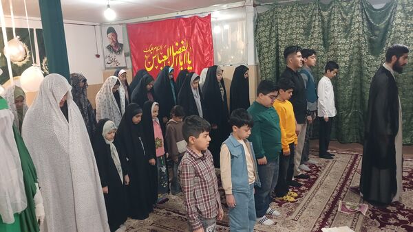 تقدیر دانش‌آموزان فعال فرهنگی‌هنری از مادرانشان با همکاری مربی در محمدشهر کرج