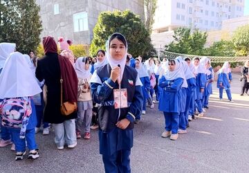 جشن آغاز سال تحصیلی جدید در مدرسه شکوفه‌های امید خلخال
