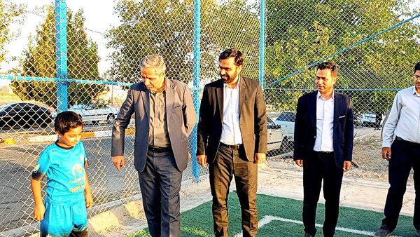 فرماندار کاشمر از سالن و چمن مصنوعی روستای قوژد بازدید کرد