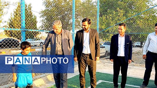 فرماندار کاشمر از سالن و چمن مصنوعی روستای قوژد بازدید کرد