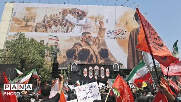 تهران در قاب بدرقه؛ روایت دانش‌آموزان از وداعی که در تاریخ ماند