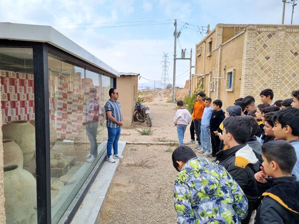 بازدید دانش‌آموزان دبیرستان نمونه دولتی پژوهش آشخانه از محوطه تاریخی ریوی