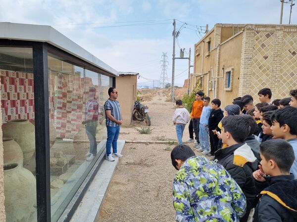 بازدید دانش‌آموزان دبیرستان نمونه دولتی پژوهش آشخانه از محوطه تاریخی ریوی