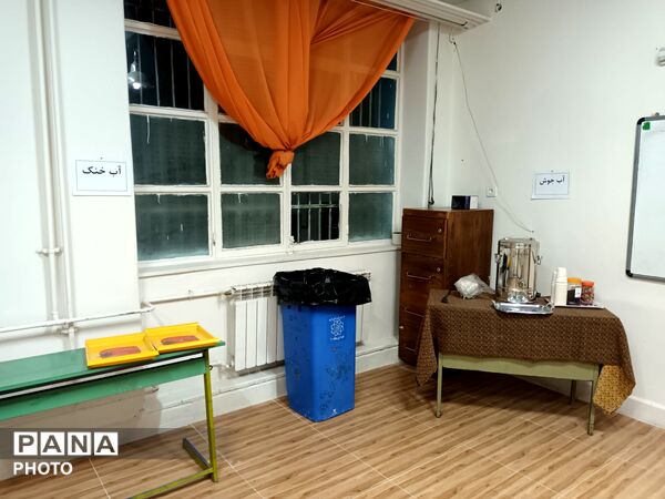 دبستان معراج منطقه ۱۰ تهران میزبان زائران مراسم تشییع رهبر شهید 