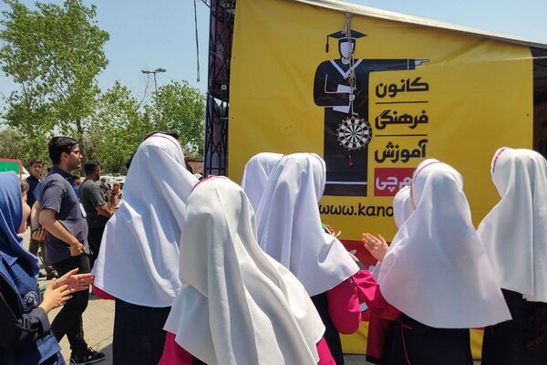 بازید دانش‌آموزان دبستان سعادت از نمایشگاه کتاب