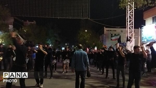 دسته عزاداری روستای اردمه در مراسم چهلم رهبر شهید و شهدای میناب در حسینیه امام 