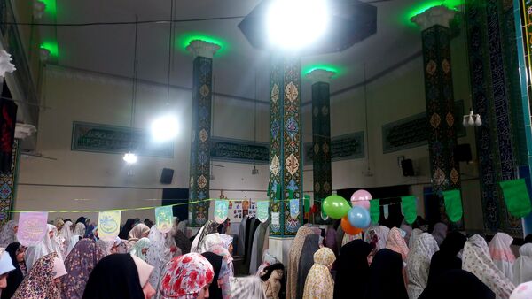 مراسم اعتکاف دانش‌آموزی در مسجد ۷۲ تن