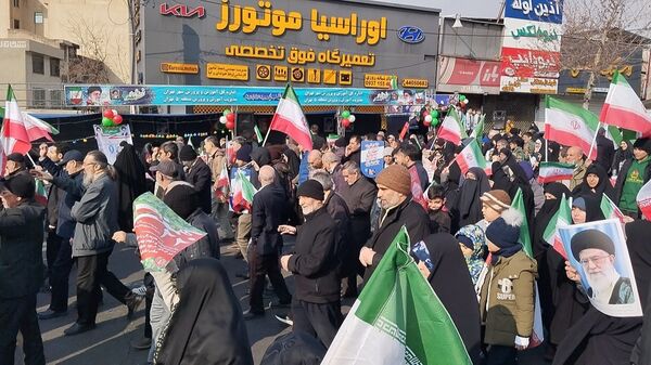 حماسه حضور فرهنگیان و دانش‌آموزان منطقه ۵ در راهپیمایی ۲۲ بهمن