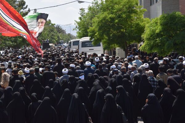 همه چیز برای یک استقبال گرم مهیاست ، با افتخار به پیشواز شهیدمان می آییم 