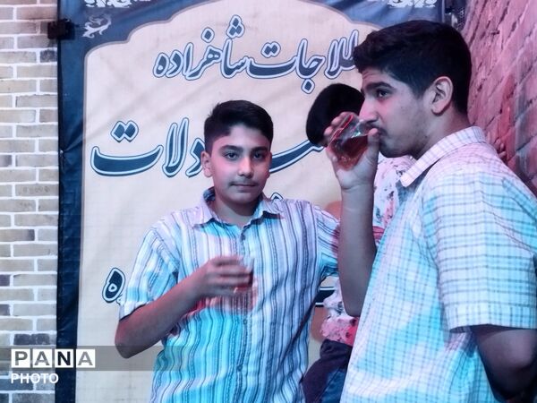 خدمت‌رسانی چایخانه حضرت زهرا(س) در دویست‌و‌یازدهمین شب شهادت قائد امت اسلام