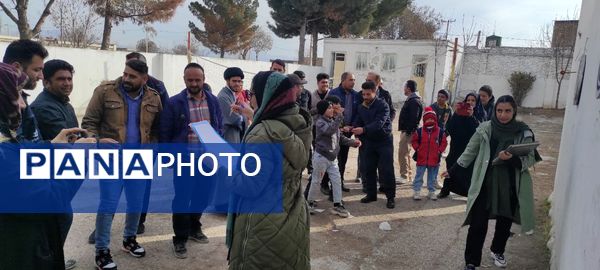 مسابقات دارت پدر و دختری به مناسبت روز پدر در دبیرستان شهید اسدالله شجاعی