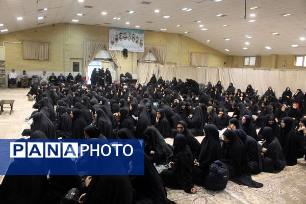 اعزام نخستین گروه از دختران دانش‌آموز ناحیه یک قم به اردوی راهیان نور