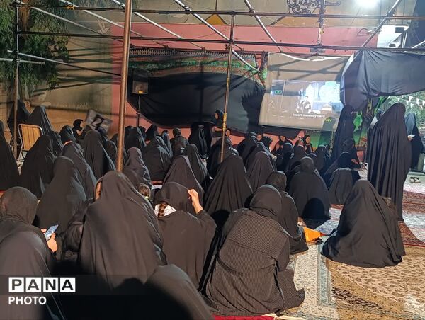 جلوه‌هایی از تجمع میدان امام خمینی(ره) قم در دومین شب محرم
